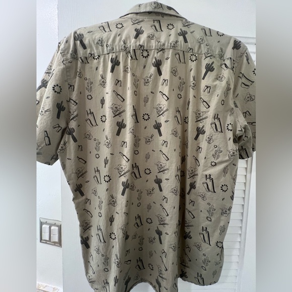 Men’s Medium Button Up Short Sleeve Shirt - Picture 5 of 5